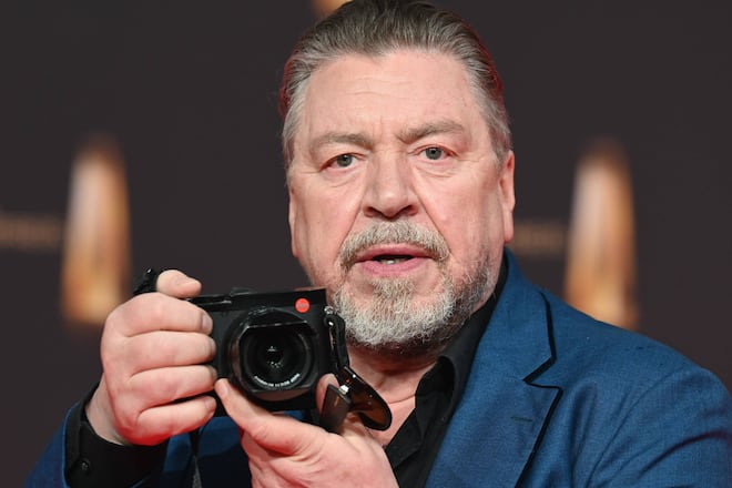 Schauspieler Armin Rohde mit seiner Kamera auf dem roten Teppich