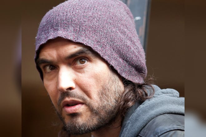 Russell Brand müsste Anfang Mai vor einem Londoner Gericht erscheinen.