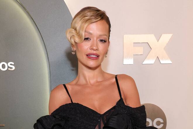 Rita Ora wird bei einem Auftritt von ihrer Trauer übermannt.