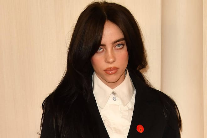 Billie Eilish hat Verständnis, ist aber auch genervt von Fans, die Dinge auf die Bühne werfen.