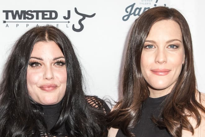 Mia (l.) und Liv Tyler wunderten sich bei ihrem ersten Treffen über ihre Ähnlichkeit. Erst danach erfuhren sie, dass sie Halbschwestern sind.