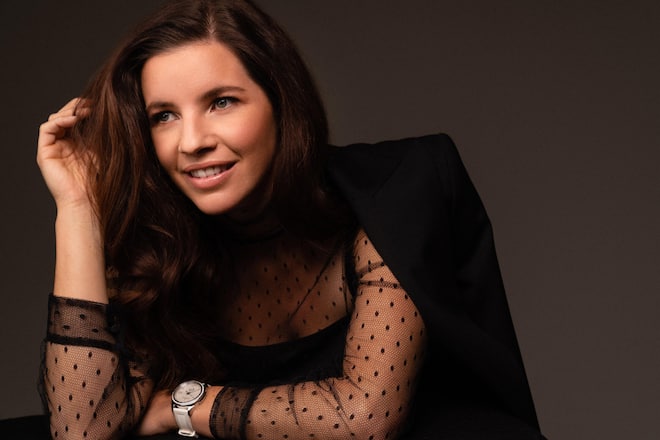 Tina Weirather und Fabio Nay - November 2021 - Copyright Olivia Pulver - Styling Arianna Pianca - H&M Jehan Radwan - Fotoassistenz Corinne Wenger Outfit Credits: Anzug: The Vierge Buse: Red Valentino by Jelmoli Uhr und Schmuck: Tinaâs own