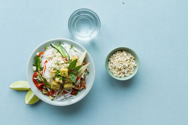 Glasnudelsalat mit Sesam-Tofu und Kokosmilch