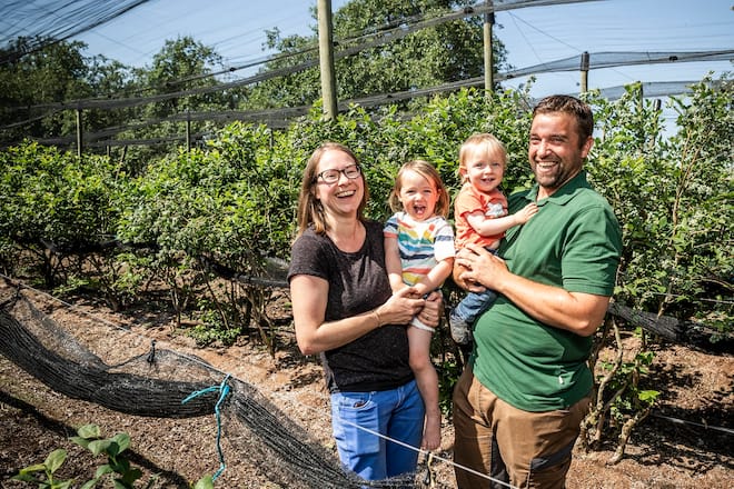 HUENENBERG ZG, 03.06.2020 - Die Famiie Boog:Janine Boog mit Tochtger Elodie sowie Jonas Boog mit Sohn Wendelin. Publireportage "Mehr Schweiz im Teller" Hof Buuregarte Boog in Huenenberg ZG. Die Familie Boog pflanzt vorallem Beeren an und verkauft diese u.a. auch direkt im Hofladen. PHOTO BY PASCAL MORA