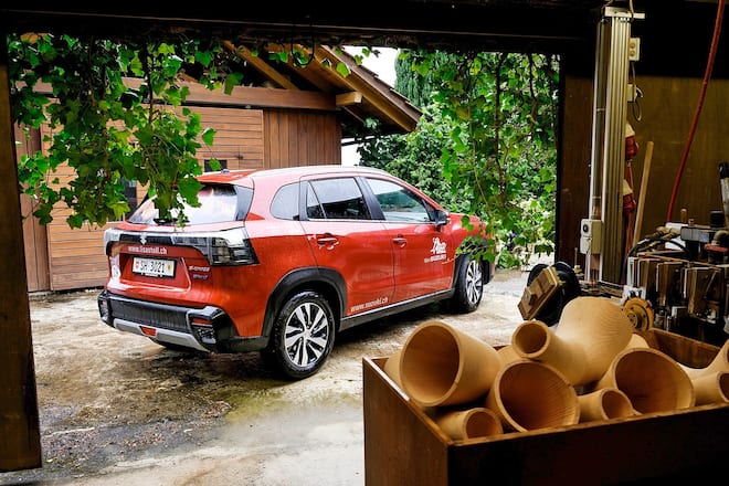 Mit dem neuen kompakten Suzuki S-Cross ist die Anfahrt auf den Hof des Alphornbauers ein Kinderspiel.