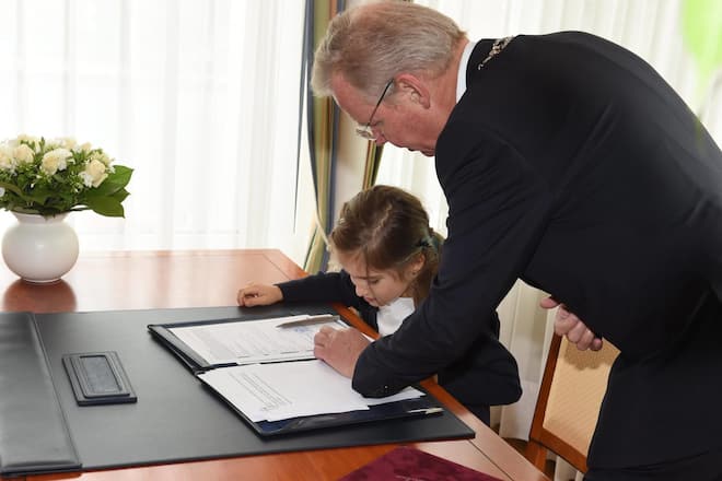 Ralph Siegel Hochzeit Standesamt Ruby Vivian unterschreibt Adoptionsurkunde, Jan Neusiedl (Bürgermeister Grünwald)