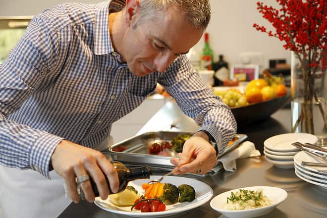 Dani Fohrler beim Kochen in seiner Küche