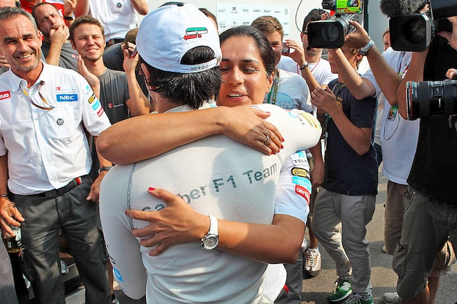 Monisha Kaltenborn umarmt Sergio Pérez in Monza