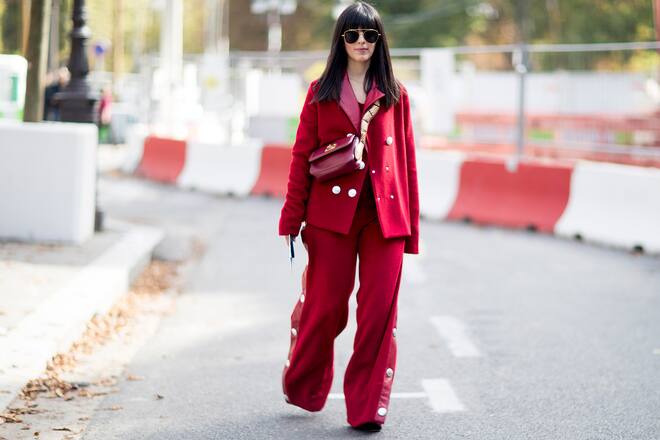 Street Styles zum Thema Anzug gesehen an der Paris Fashion Week im Herbst 2017