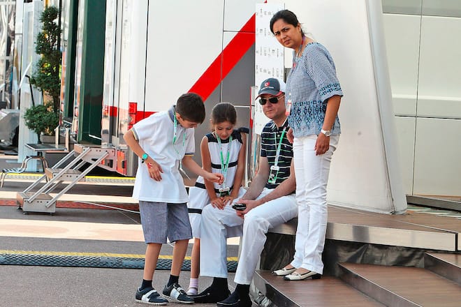 Monisha Kaltenborn mit Mann und Kindern Nirek und Mandira