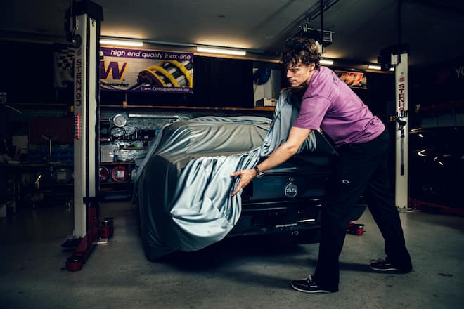 Foto: Philipp Schmidli. 28.8.2016, Muehleberg (BE): EHC Biel Eishockey Torhueter Jonas Hiller ist ein leidenschaftlicher Auto Fan.