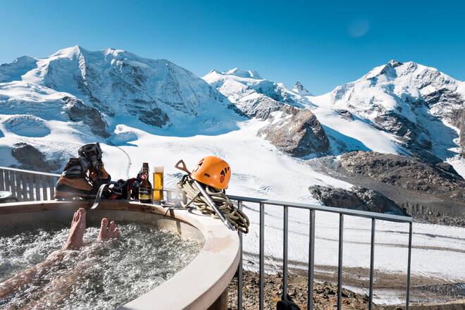 ENGADIN St. Moritz - Jacuzzi auf 3000 Meter ueber Meer. Aussicht auf den Piz Palue, Piz Bernina und Biancograd. Bergsteiger beim Relaxen im Jacuzzi. Jacuzzi at 3,000 metres above sea level. Views of Piz Palue, Piz Bernina and Biancograd. Mountaineer relaxing in the jacuzzi.Jacuzzi a 3000 metri s.l.m. Vista sul Piz Palue, sul Piz Bernina e il Biancograd. Alpinisti si rilassano nella Jacuzzi. Copyright by ENGADIN St. Moritz By-line: swiss-image.ch/Gian Andri Giovanoli