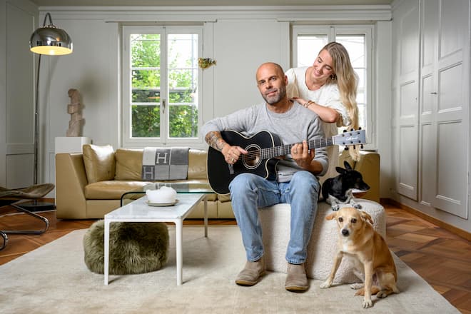 Zlatko Perica Slädu und seine Frau Ann Zlatko (Slädu) Perica mit seiner Frau Ann und den zwei Hunden Elvis (schwarz) und Amy. Bild © Remo Naegeli