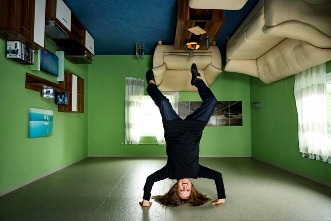 Gardi Hutter, Clownin, Beginn ihrer Tournee, Vorstellung im Theater Putbus auf Ruegen, Theaterstueck "alles Kaese", mit Organisatorin des Putkuss Festivals, Aufbau der Kulissen, Theater, Besuch der Insel Ruegen, das Haus das Kopf steht, Putbus, 2024, Fotos: Geri Born