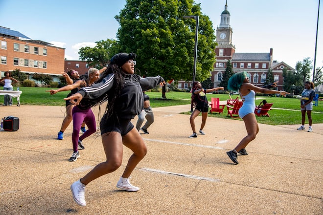 Tanzgruppe unter der Leitung von Howard Studentin Christiana Copeland, 19, (rechts, grünes Haar) Washington_DC_Sept_2014 Thema Howard University Kamala Harris Fans Text Peter Hossli Photo © Stefan Falke Stefan Falke Photography New York City www.stefanfalke.com stefanfalke@mac.com