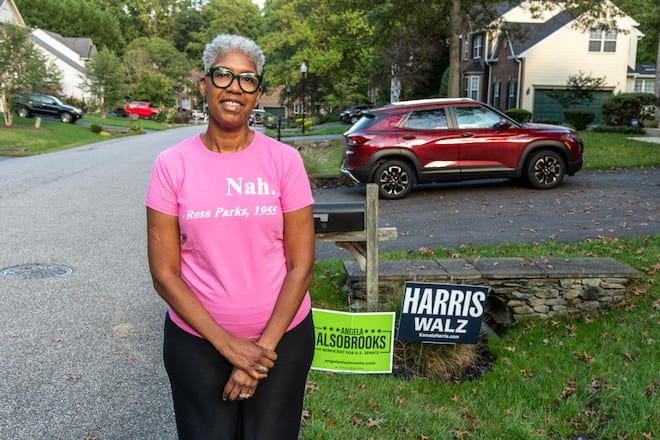 Sharon Barry, 62, vor ihrem Haus mit Kamala Harris / Waltz Vorgarten Wahlkampf Schild. Washington_DC_Sept_2014 Thema Howard University Kamala Harris Fans Text Peter Hossli Photo © Stefan Falke Stefan Falke Photography New York City www.stefanfalke.com stefanfalke@mac.com
