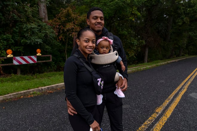 Olivia Butler, 33, Cameron, 32, und Baby Lillian bei einem von der Alpha Kappa Alpha Schwesternschaft organisiertem Lauf mit ihrem Ehemann und Kind. Washington_DC_Sept_2014 Thema Howard University Kamala Harris Fans Text Peter Hossli Photo © Stefan Falke Stefan Falke Photography New York City www.stefanfalke.com stefanfalke@mac.com