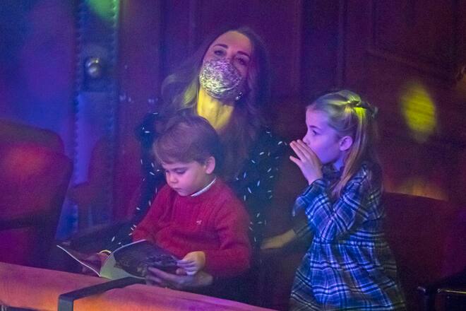 Image Licensed to i-Images / Polaris) Picture Agency. 11/12/2020. London, United Kingdom: Prince William and Kate Middleton, The Duke and Duchess of Cambridge, with their children Prince George, Princess Charlotte and Prince Louis, as they watch a special pantomime performance hosted by The National Lottery at the London Palladium, to thank key workers and their families for their efforts throughout the pandemic. ( i-Images / Polaris) (FOTO:DUKAS/POLARIS)