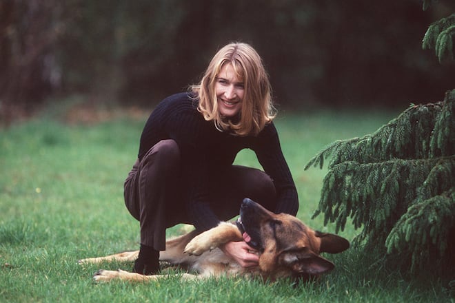 STEFFI GRAF SPIELT MIT MAX DEM SCHÃFERHUND/ GANZFIGUR / HOSE BRAUN PULLOVER SCHWARZ / SPIELEN MIT HUND AUF RASEN IM GARTEN / BRÃHL (FOTO: DUKAS/ACTIONPRESS)