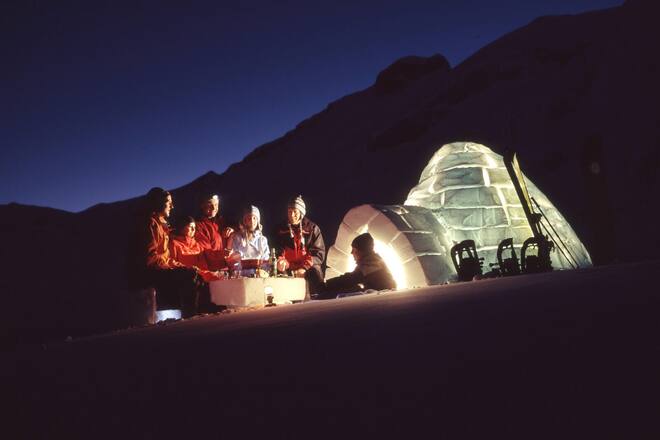 Menschen beim Iglu