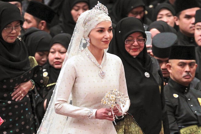 Genauso glücklich wie ihr Bräutigam sah auch die Braut Anisha Rosnah aus, als sie auf den Traualtar zuschritt. In einem Traumkleid und mit royaler Tiara wirkte Anisha wahrlich märchenhaft.