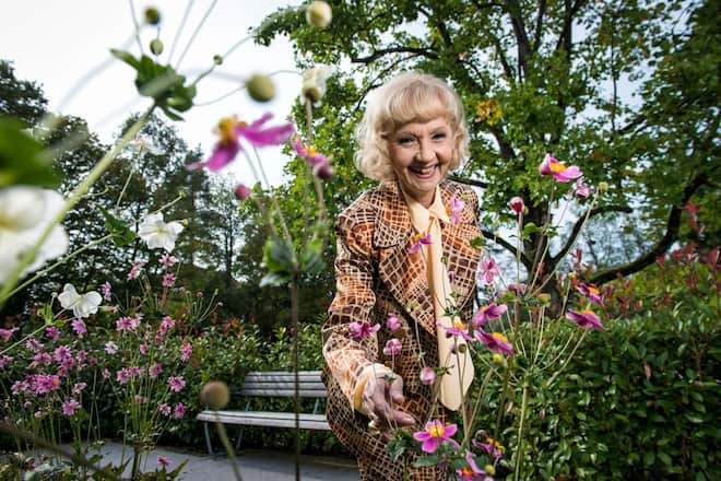 Die Schweizer Schauspielerin Liselotte Pulver wird 85 Jahre alt. Besuch bei ihr in der Altersresidenz des Burgerspittels in Bern.
