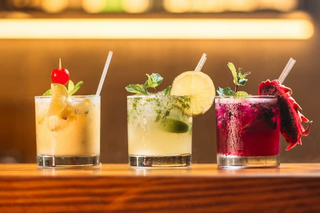 3 bunte Cocktails auf Tisch