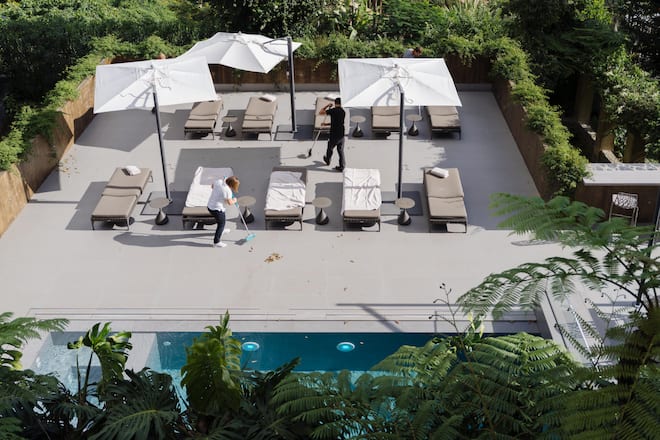 Stets was zu tun: Soll alles picobello sein, gibts den ganzen Tag Arbeit. Pfammatter beim Wischen der Poolanlage.