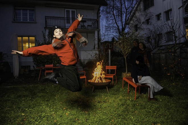 Der typische Sprung von Billy Elliot sitzt immer und überall – auch im Garten, wo die Familie viel gemeinsame Zeit verbringt.