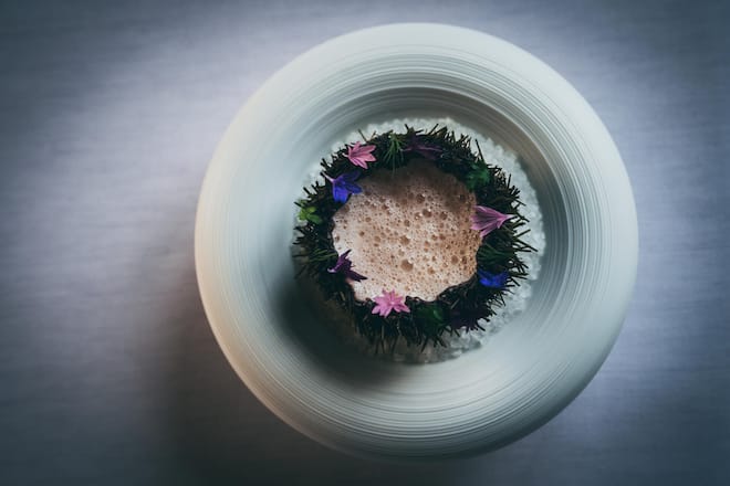 Der Königsgang: Seeigel mit Rosé-Champagner und Imperial-Kaviar, zauberhaft angerichtet.
