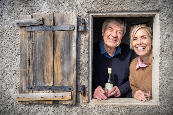 <p>Da guckst du: Vater Bernard und Tochter Mélanie Freymond sind gern für ein Scherzchen und ein Mini-Fläschchen zu haben.</p>
