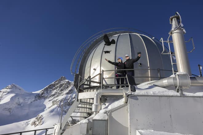 «Die Alpendohlen sind unsere Haustiere»: Sonja Stöckli und Thomas Furter auf der Terrasse des Sphinx-Observatoriums. «Sie lieben Preiselbeeren.»