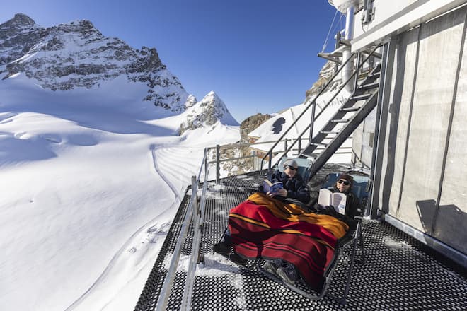 Traumhafte Aussicht: Nach Feierabend lesen die beiden gern ein Buch auf der Terrasse unter der Jungfrau– aber nur wenn es windstill ist.