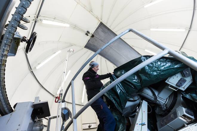 Konservierter Blick ins Universum: Das Teleskop unter der Kuppel ist verpackt und seit Jahren nicht mehr in Betrieb.