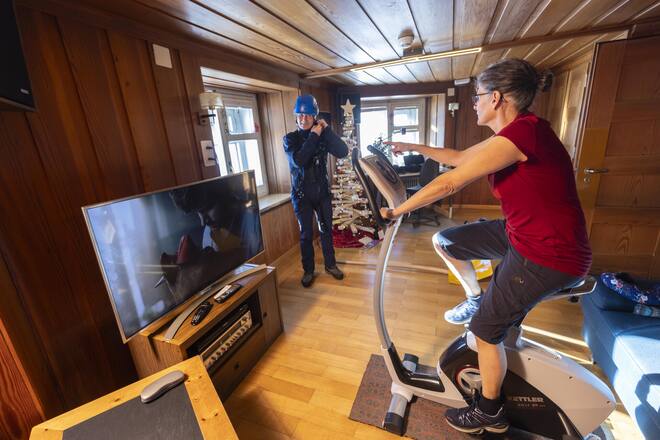 In der Stube: Um fit zu bleiben, steigt Sonja Stöckli jeden Tag auf den Hometrainer, Thomas Furter macht sich parat fürs Schneeschaufeln.