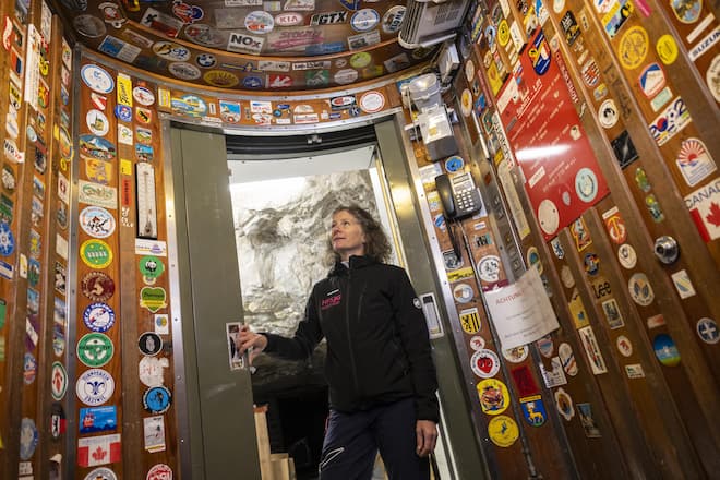 Gruss aus der Vergangenheit: Mit diesem Lift wurden Touristen bis 1996 zur Sphinx gebracht – viele haben sich mit einem Sticker verewigt.