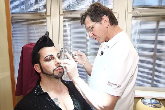 Harald Glööckler bekommt eine Botox-Spritze