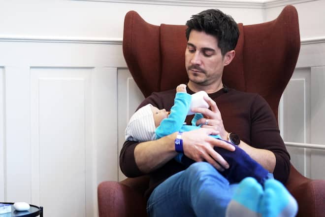 Tobias Müller wird bald Vater und übt bereits mit einem Simulatorbaby.