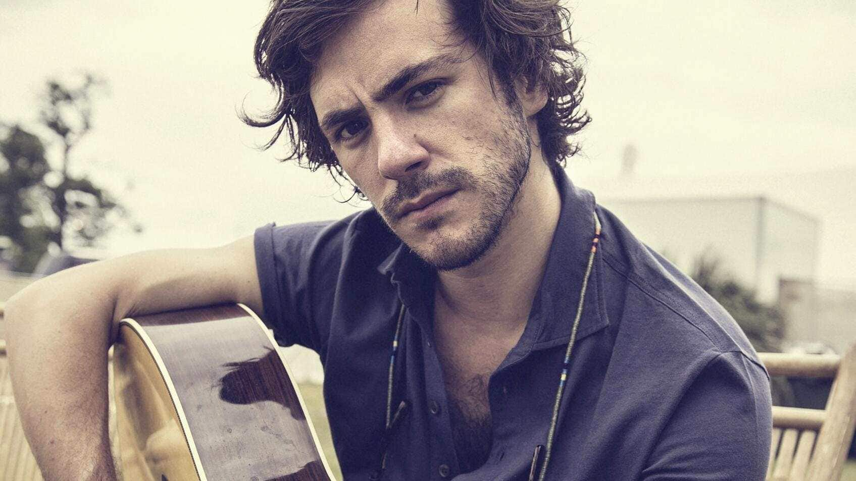 Jack savoretti dim zach. Джек Саворетти. Jack Savoretti фото. Джек Саворетти зарисовка. Джек Саворетти биография.